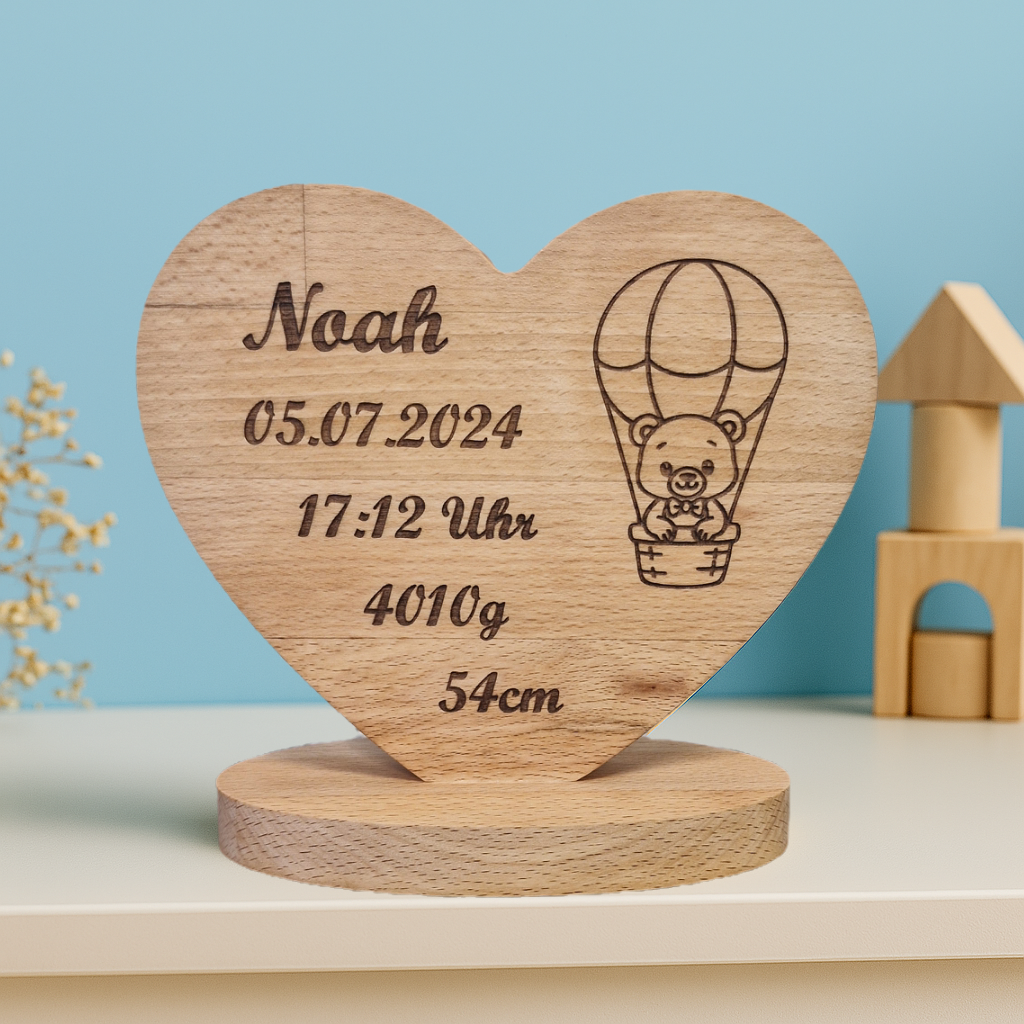 Originelles Babygeschenk: Geburtstafel mit Teddybär im Heißluftballon – graviertes Unikat aus Holz