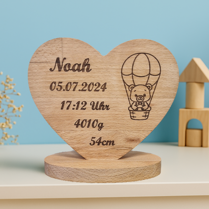 Originelles Babygeschenk: Geburtstafel mit Teddybär im Heißluftballon – graviertes Unikat aus Holz