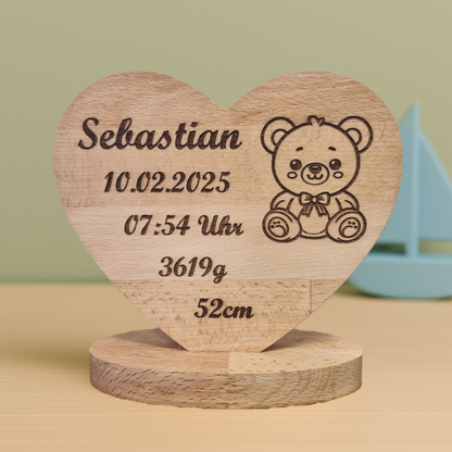 Kuscheliger Teddybär auf gravierter Geburtstafel aus Holz – ideales Geschenk zur Geburt