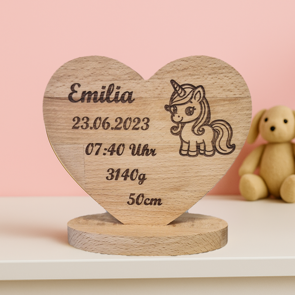 Magisches Einhorn auf personalisierter Geburtsanzeige – liebevolles Geschenk aus Holz