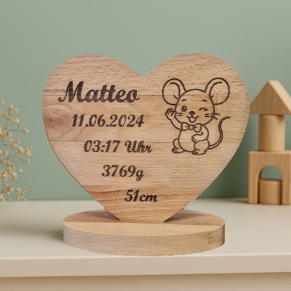 Niedliche Maus auf gravierter Geburtsanzeige aus Holz – perfektes Geschenk zur Taufe oder Geburt