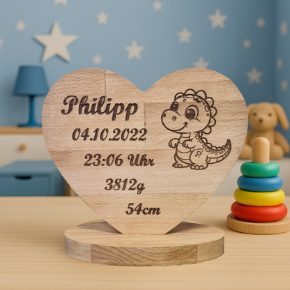 Süßer Dinosaurier auf Geburtstafel – personalisierte Gravur auf nachhaltigem Holz