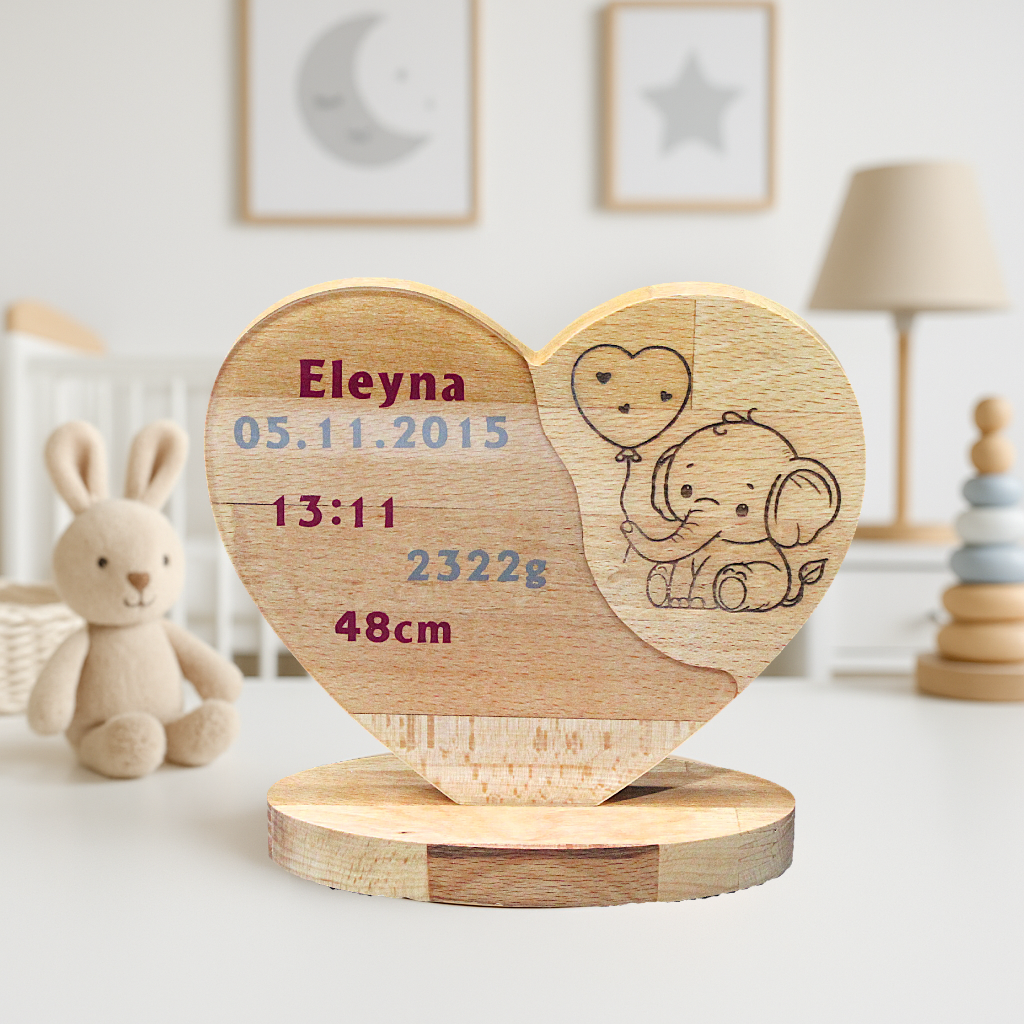 Personalisierter Herz-Aufsteller zur Geburt – farbige Schrift in Epoxidharz & 10+ Tiermotive